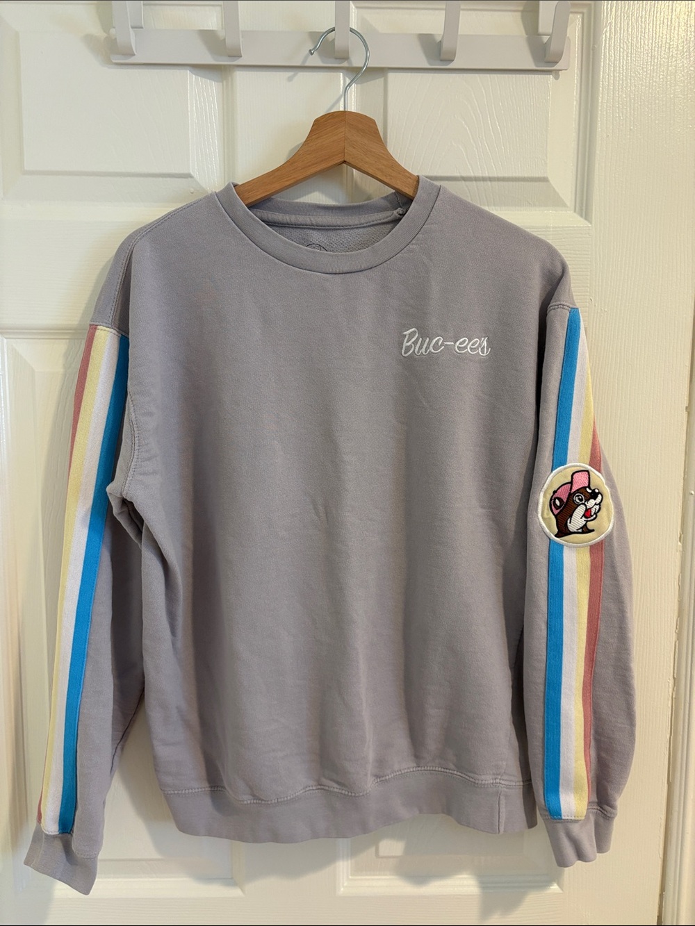 Buc-ee's Gray Crewneck Sweatshirt with Multicolor Stripe Sleeves